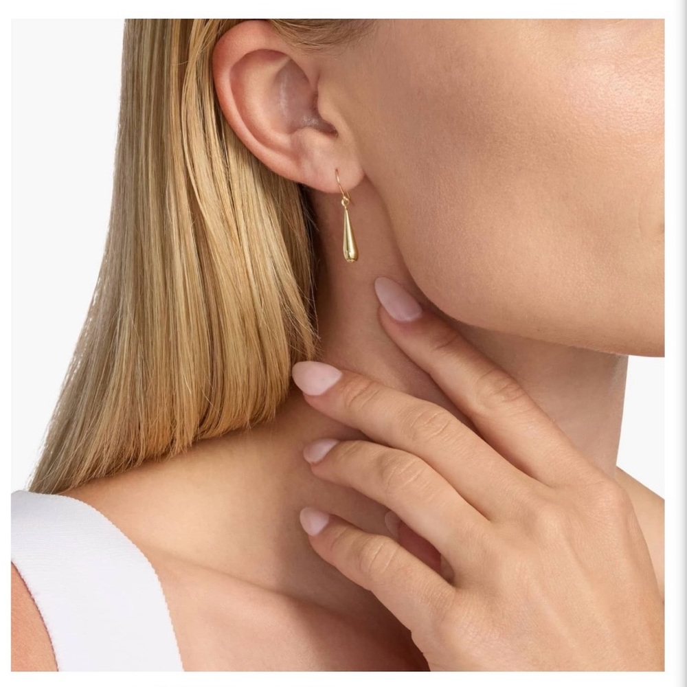 Elegant Gold Teardrop Earrings - Picture 2 of 9